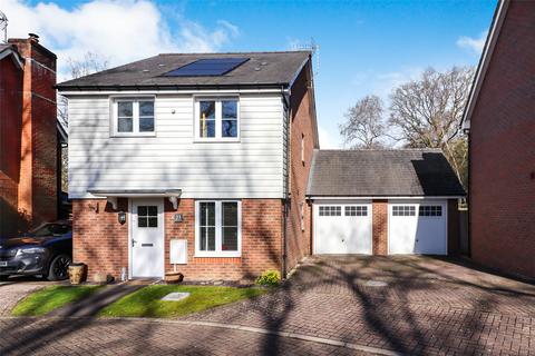 3 bedroom detached house for sale, Kukri Gardens, Fleet GU52