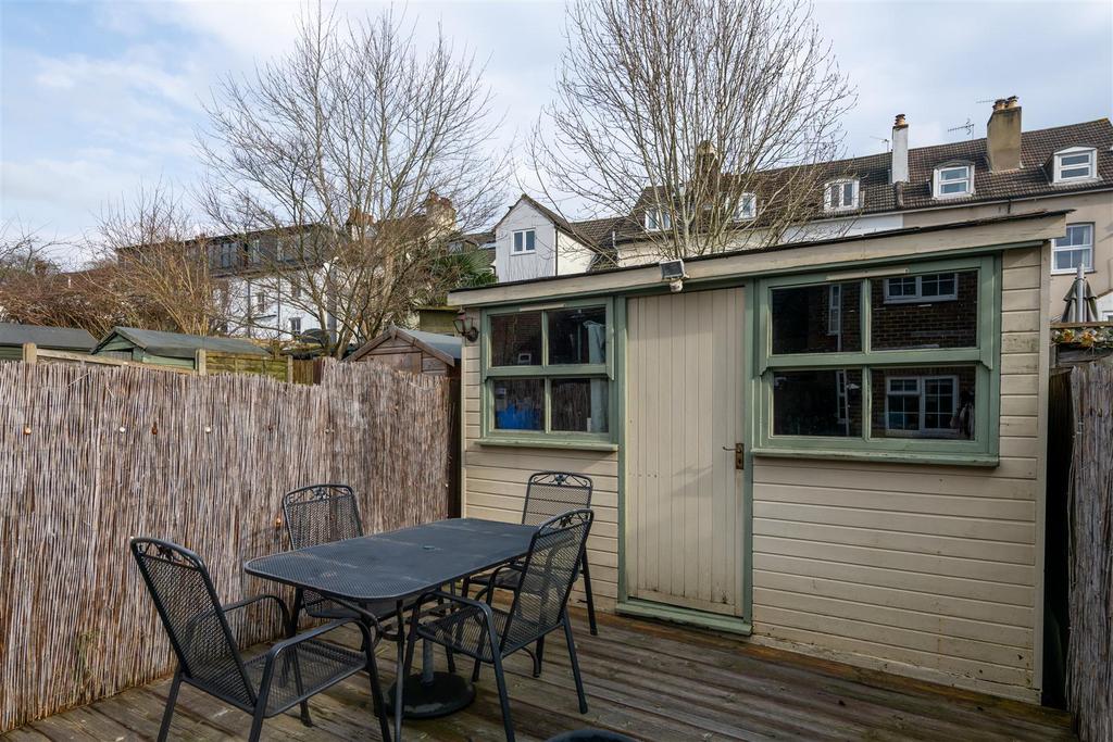 16 Lower Road externals-18.jpg