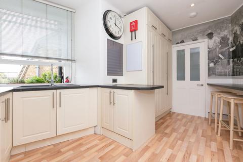 3 bedroom flat for sale, Hammersmith Bridge Road, London W6