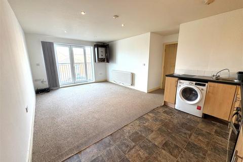 2 bedroom flat to rent, Long Causeway, Farnworth