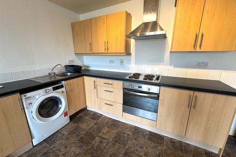 2 bedroom flat to rent, Long Causeway, Farnworth