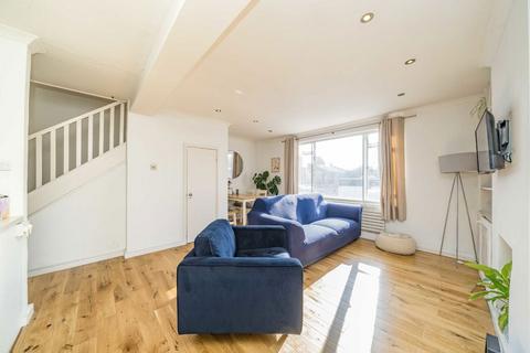 2 bedroom flat to rent, Battersea Rise, London SW11