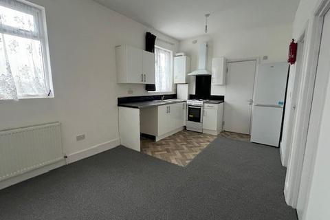 2 bedroom flat to rent, Cranbrook Road, London, IG6