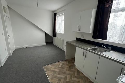 2 bedroom flat to rent, Cranbrook Road, London, IG6