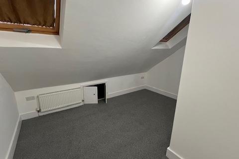 2 bedroom flat to rent, Cranbrook Road, London, IG6