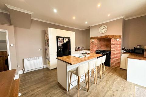 3 bedroom end of terrace house for sale, Hanover Street, Farnhill, Keighley