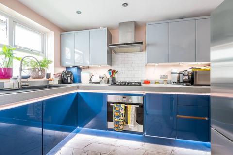 2 bedroom flat to rent, Langton Road, Oval, London, SW9