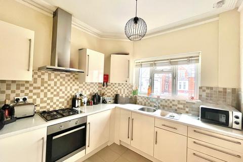 3 bedroom flat to rent, Chichele Road, Willesden, NW2