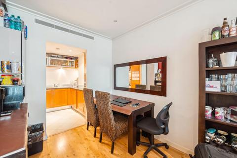 2 bedroom apartment for sale, Discovery Dock Apartments East, London, E14