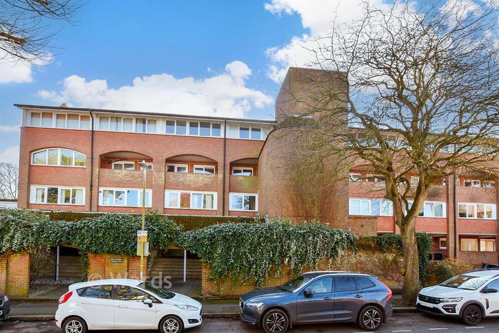 2 bedroom ground floor maisonette for sale