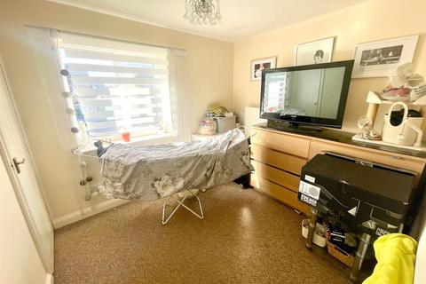 2 bedroom house for sale, Meadenvale, Peterborough