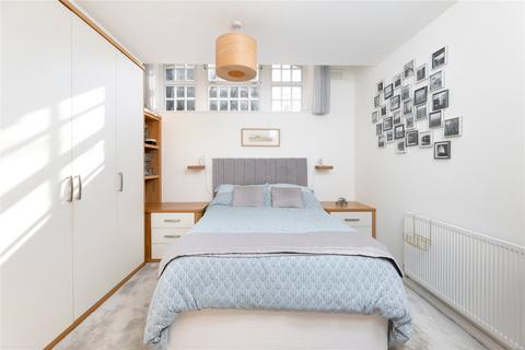 16 Bradshaw Close, London, SW19 8NL