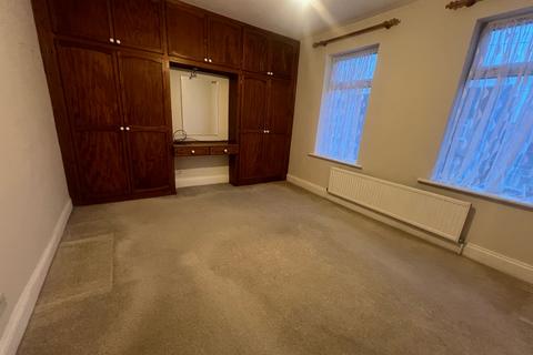 4 bedroom terraced house to rent, Whalebone Grove, Romford, Essex, RM6