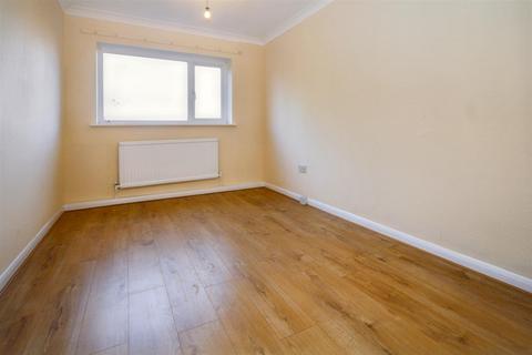 2 bedroom flat to rent, Fairlands Avenue, Fairlands