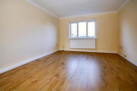 2 bedroom flat to rent, Fairlands Avenue, Fairlands