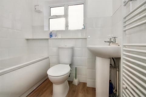 2 bedroom flat to rent, Fairlands Avenue, Fairlands