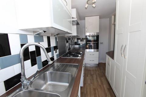 2 bedroom flat to rent, Hart Road, Thundersley