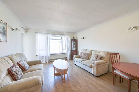 2 bedroom flat to rent, South Mount, Whetstone, London, N20