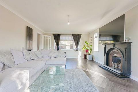 3 bedroom end of terrace house for sale, Biscay, Southend-on-sea, SS2