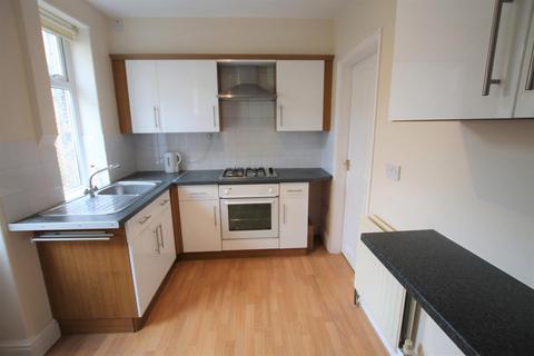 2 bedroom terraced house to rent, New Close Avenue, Silsden