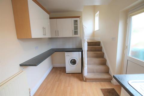 2 bedroom terraced house to rent, New Close Avenue, Silsden