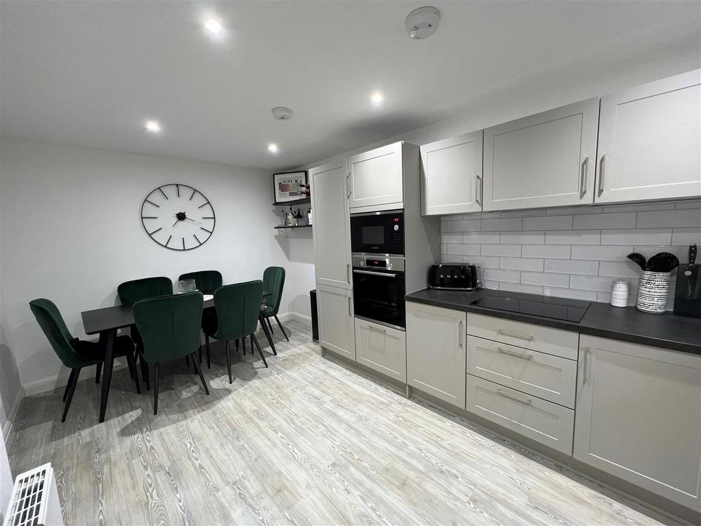 ASPEN - Harvard Pebble doors, Copper Slate worktop