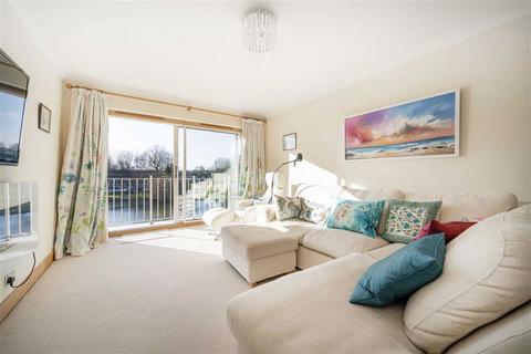 2 bedroom flat for sale, Riverside Road, Staines-Upon-Thames TW18