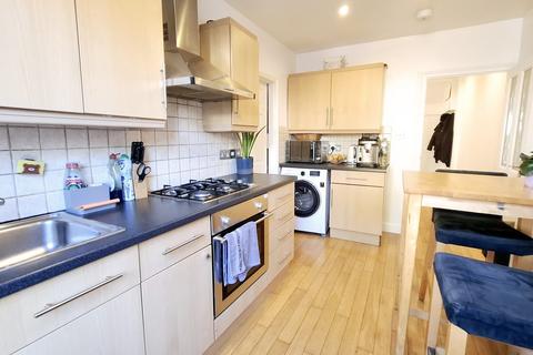 2 bedroom flat to rent, Deacon Road, London NW2