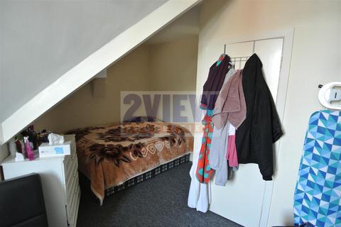 1 bedroom flat to rent, Flat 9 - 9a The Crescent, Hyde Park, Leeds