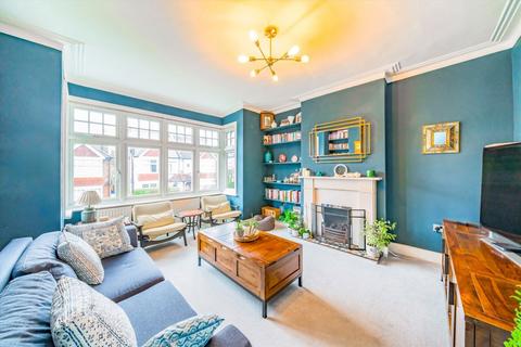 3 bedroom flat for sale, Midmoor Road, London SW19