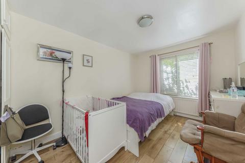 2 bedroom flat to rent, Trinity Road, Wimbledon