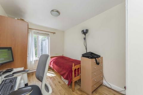 2 bedroom flat to rent, Trinity Road, Wimbledon