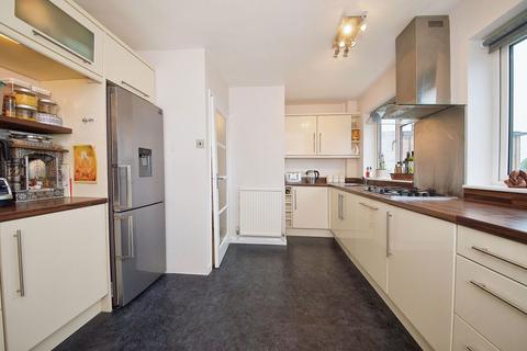 2 bedroom flat for sale, High Road, London N20