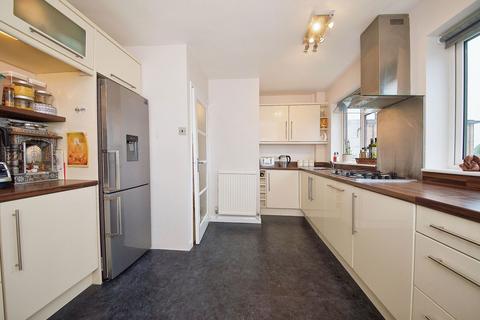 Flat 13, Thatcham Court High Road, London, N20 9QU