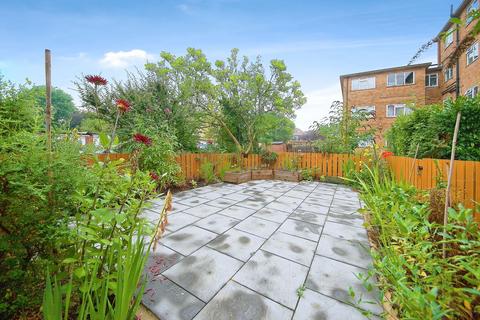 Flat 13, Thatcham Court High Road, London, N20 9QU