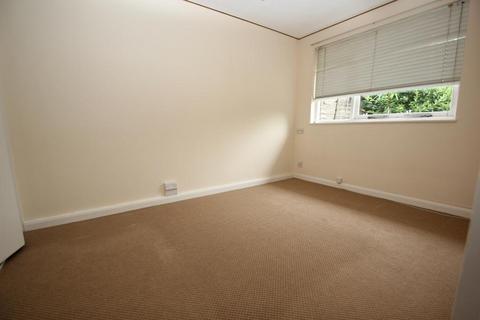 2 bedroom bungalow to rent, Elsdon Road, Woking GU21