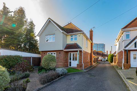 4 bedroom detached house for sale, Chase Gardens, Westcliff-on-sea, SS0