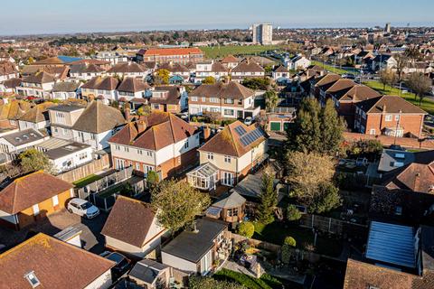 3 Chase Gardens, Westcliff-on-sea, SS0 0RS