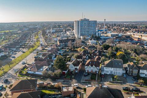 3 Chase Gardens, Westcliff-on-sea, SS0 0RS