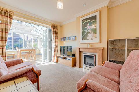3 Chase Gardens, Westcliff-on-sea, SS0 0RS