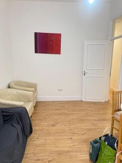 3 bedroom flat to rent, London NW2