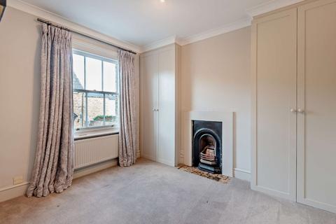 2 Garfield Place, Windsor, SL4 3BT