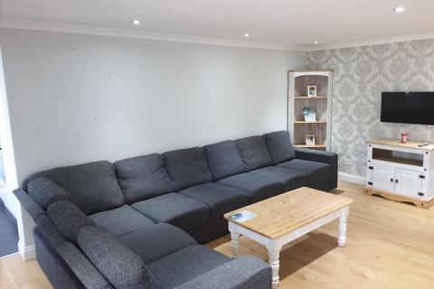 2 bedroom ground floor flat for sale, 23 Stonegrove, Edgware, Greater London. HA8 7TN