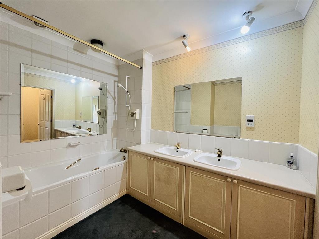Bed 1 En Suite