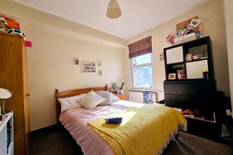 4 bedroom terraced house to rent, Hereward Road, London SW17