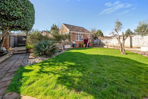 4 bedroom detached house for sale, Chiltern Avenue, Bedford