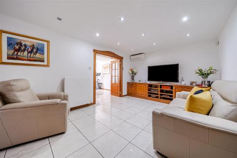 4 bedroom detached house for sale, Chiltern Avenue, Bedford