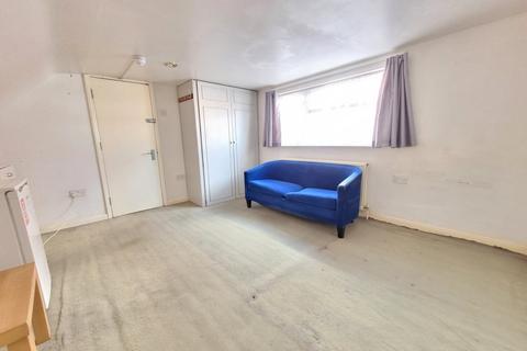 1 bedroom in a house share to rent, Golders Green Road, London NW11