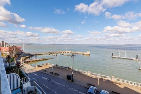 2 bedroom apartment to rent, The Parade, Cowes