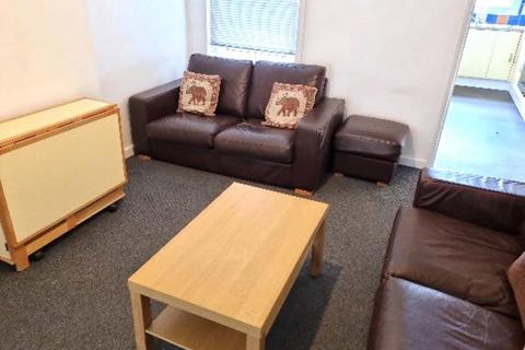 4 bedroom detached house to rent, Canford Road, Bournemouth, BH11 8